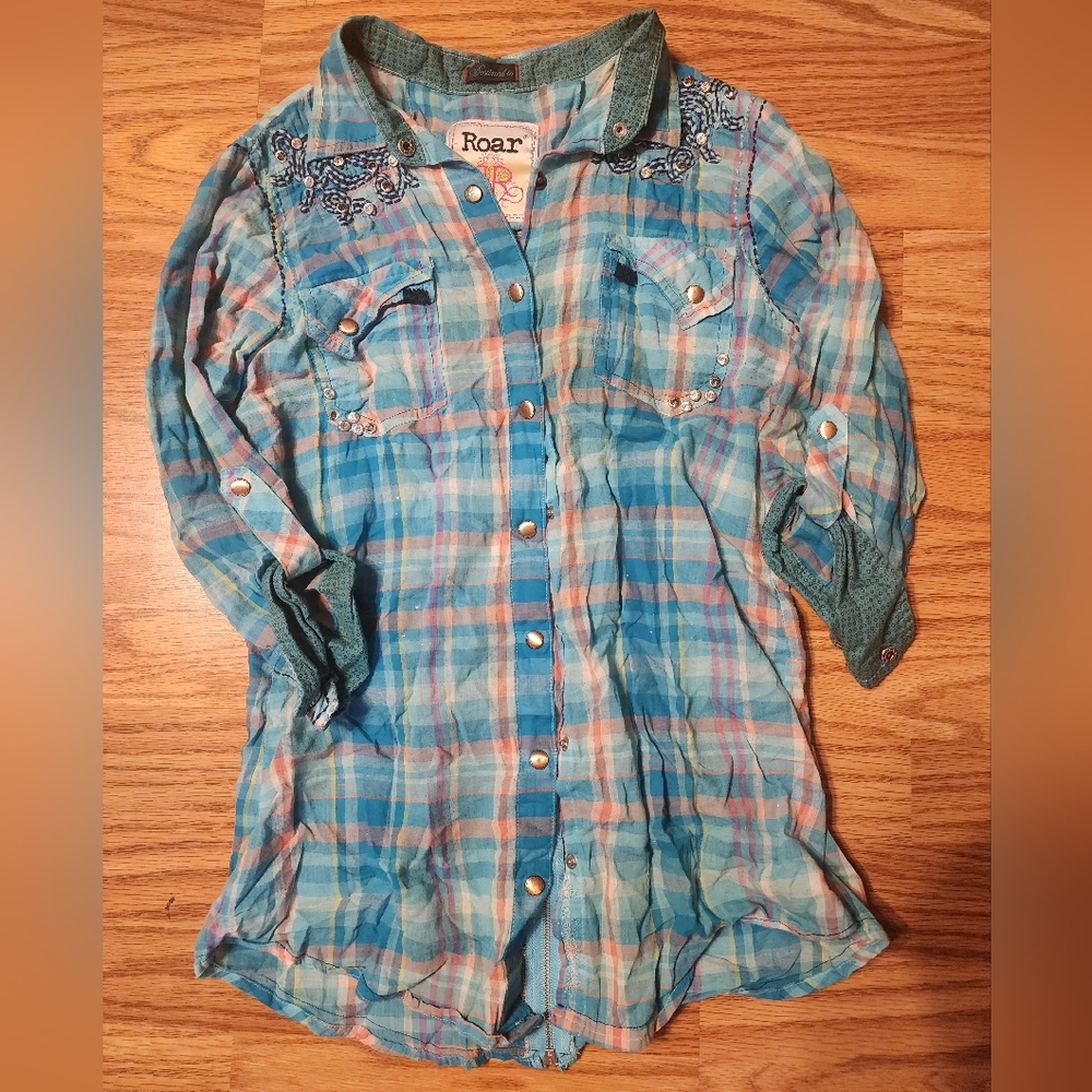 ROAR multi color button-up long sleeve top. EUC. Women's small